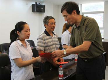 省總工會黨組書記、副主席陳震一行到順昌虹潤精密儀器有限公司慰問困難職工